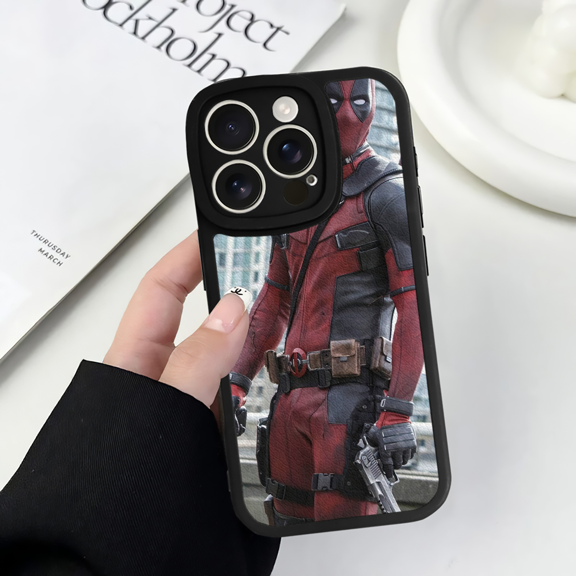 （画像用） Deadpool デッドプール 【iPhone 16シリーズ対応】シリコンスマホケース（レザー調） 材質：シリコン